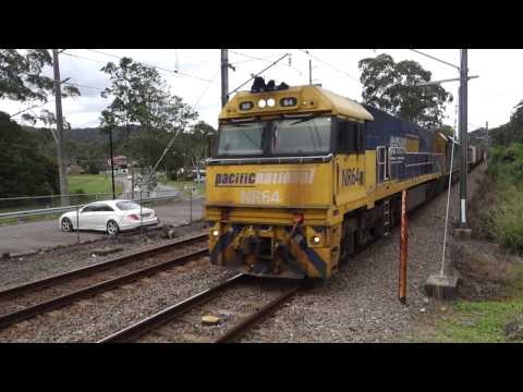 Two quick freights - PN 6BM4 and 7SB1 at Narara - 25/3/17