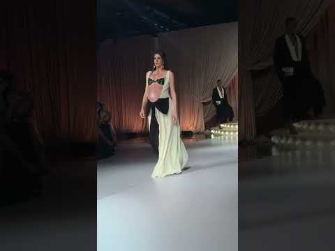 Simplesmente Camila Queiroz grávida abrindo o desfile da Charth ✨🥹 #STEALTHELOOK