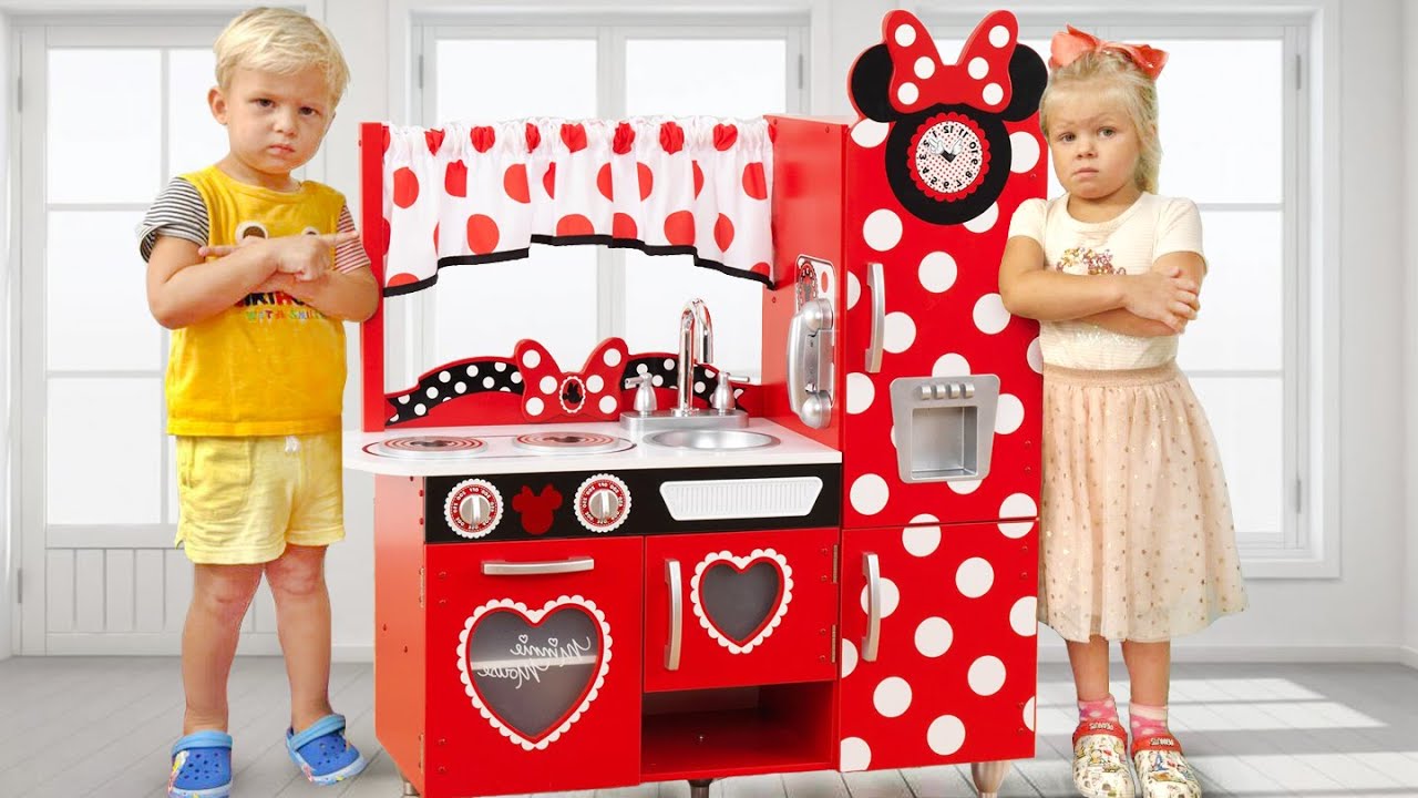 Maggie, Naomi and David are helping mom to cook Cookies