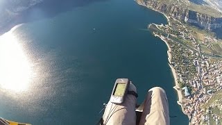 preview picture of video 'Volo dal Monte Altissimo a Riva del Garda in Parapendio (decollo basso Ovest)'