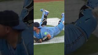 Alejandro Kirk makes a great diving play!