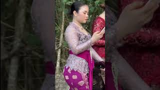Download lagu Kebaya walk, but everyone's on their phone #shorts #kebaya #indonesia mp3 Download lagu Kebaya walk, but everyone's on their phone #shorts #kebaya #indonesia mp3