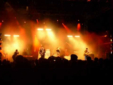 Deluxe feat Taïwan MC Youthstar - live (intro) - Foreztival 2012 - Trelins (42)