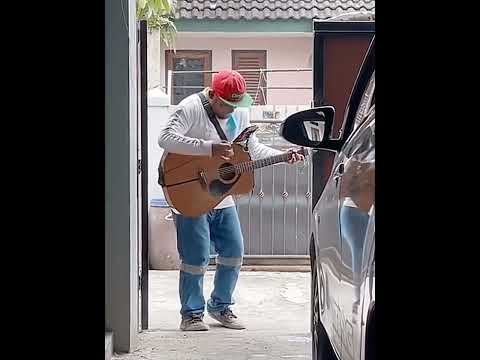 PENGAMEN BERSUARA EMAS