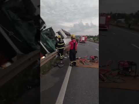 Bombeiros socorrem acidentado na BR-101, em Goianinha/RN