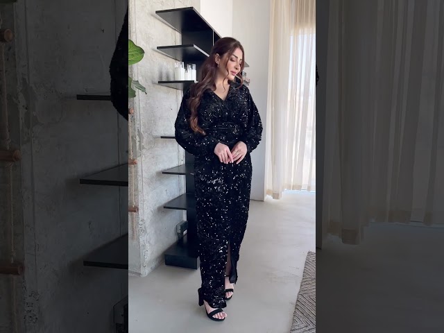 فستان سهرة أسود مرصع بالترتر بأكمام واسعة