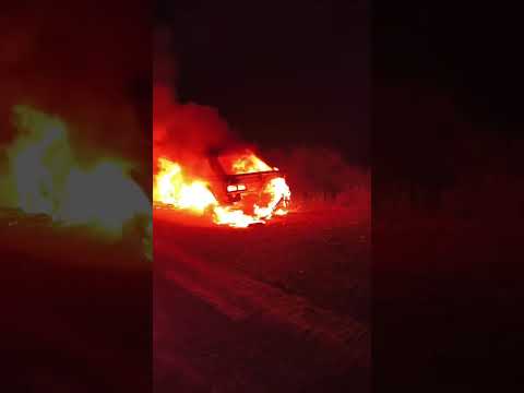 Incêndio destrói completamente veículo em Santo Cristo