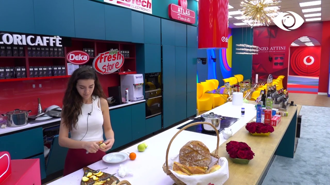 “Të të qëroj ndonjë frut”/ Diola përqafon Xhonin