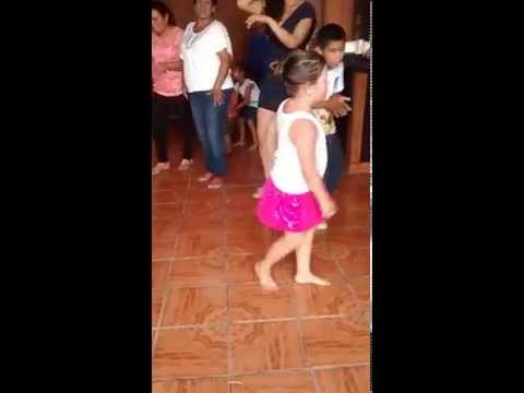 Niña baila mambo