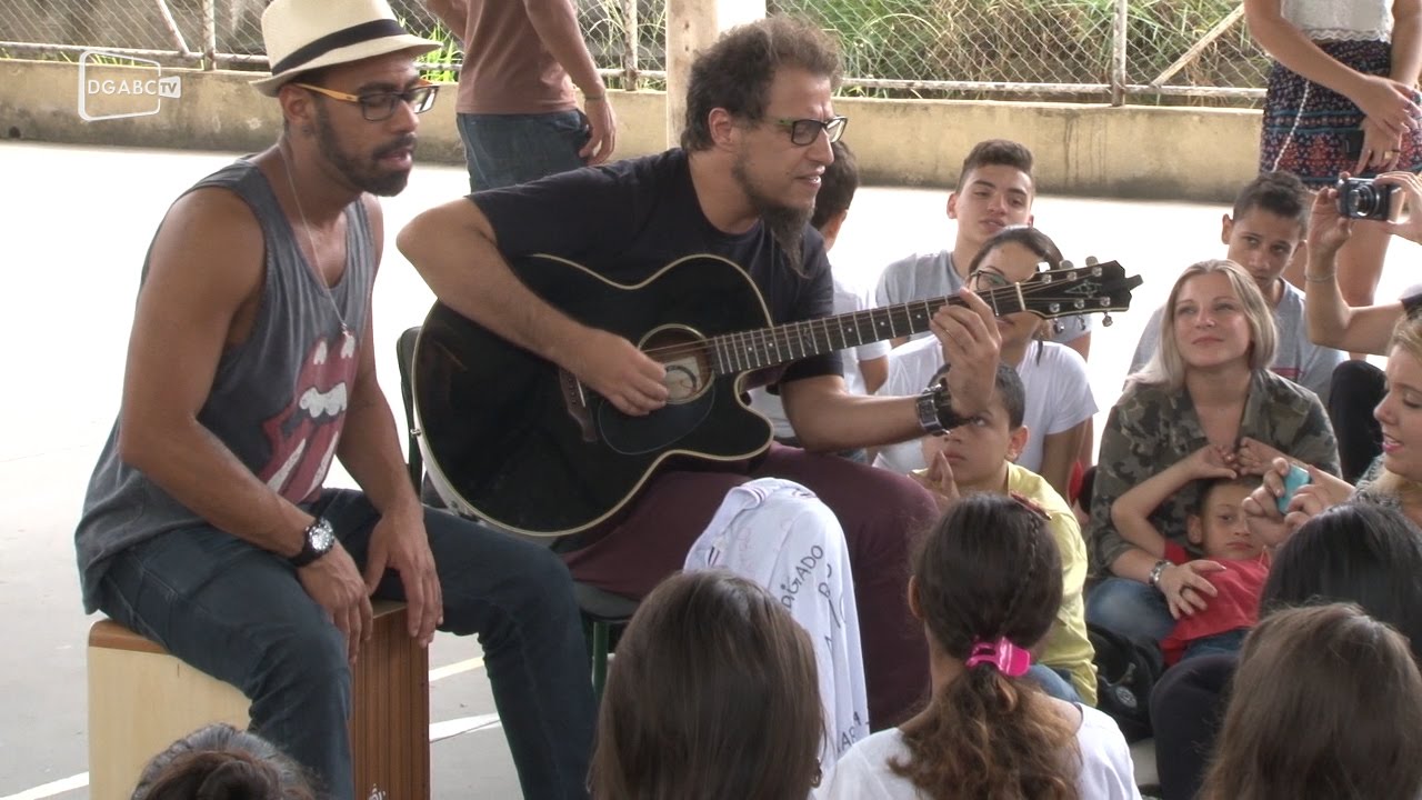 Teatro Mágico faz show em escola de Santo André