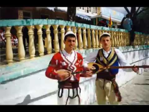 Agustin Pllumbaj ne Radio shkodra ne 2005 me kengen DY JETIMA -