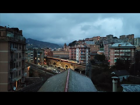 E403 + E402b in testa a ICN 795 Torino - Reggio C. in transito a Genova