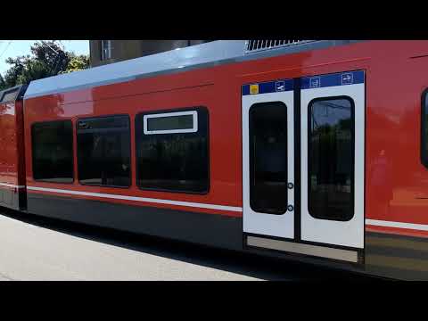 Triebwagen der Aare Seeland Mobil ASM/Fährt in Richtung Bahnhof Biel BE