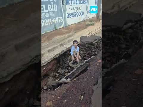 Família canta em protesto contra rua esburacada em Ituverava (SP) #shorts