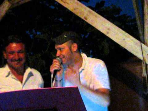 Francesco Segreto canta Io la mia donna e il conto in banca