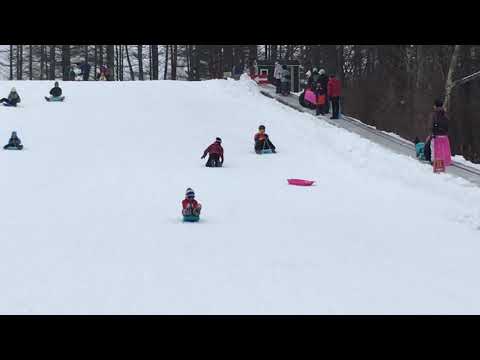 軽井沢　スノーパークで　ソリ競争