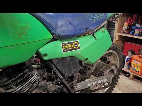 1984 kawasaki KDX 200 motor removal top end inspection.