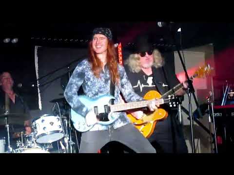 8 BALL AITKEN BAND - SHE'S GOING TO MEXICO, I'M GOING TO JAIL (live)