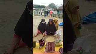 Download lagu Santri putri pondok pesantren Miftahul Huda 407 Tawasul menapi padi mp3