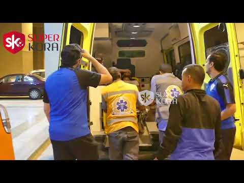 لحظة نقل محمود علاء على نقاله إلى المستشفي بعد اشتباه إصابته بارتجاج