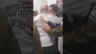 טל קופרשטיין, שנפצע קשה בתאונת דרכים ועובר שיקום ממושך, נעמד לחבק את בר בנו ששב משבי חמאס (חדשות ערוץ 7) - התמונה מוצגת ישירות מתוך אתר האינטרנט יוטיוב. זכויות היוצרים בתמונה שייכות ליוצרה. קישור קרדיט למקור התוכן נמצא בתוך דף הסרטון טל קופרשטיין, שנפצע קשה בתאונת דרכים ועובר שיקום ממושך, נעמד לחבק את בר בנו ששב משבי חמאס (חדשות ערוץ 7) - התמונה מוצגת ישירות מתוך אתר האינטרנט יוטיוב. זכויות היוצרים בתמונה שייכות ליוצרה. קישור קרדיט למקור התוכן נמצא בתוך דף הסרטון