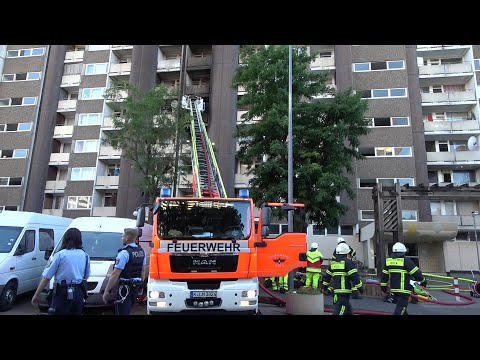 Hochhausbrand - 4 verletzte Bewohner + 2 verletzte Feuerwehrleute in Köln-Meschenich am 16.06.22