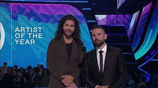 Dan + Shay Present Artist of the Year Presenter | AMAs 2022