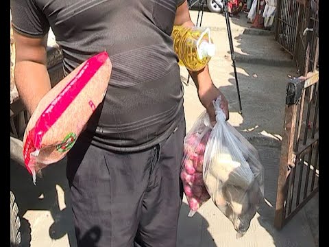 ভ্রাম্যমাণ ট্রাকে অর্ধেক দামে  তেল, ডাল, পেঁয়াজ ও আলু