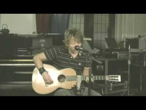 Thom Yorke plays sweet acoustic version of Reckoner