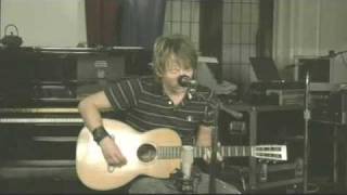 Thom Yorke plays sweet acoustic version of Reckoner