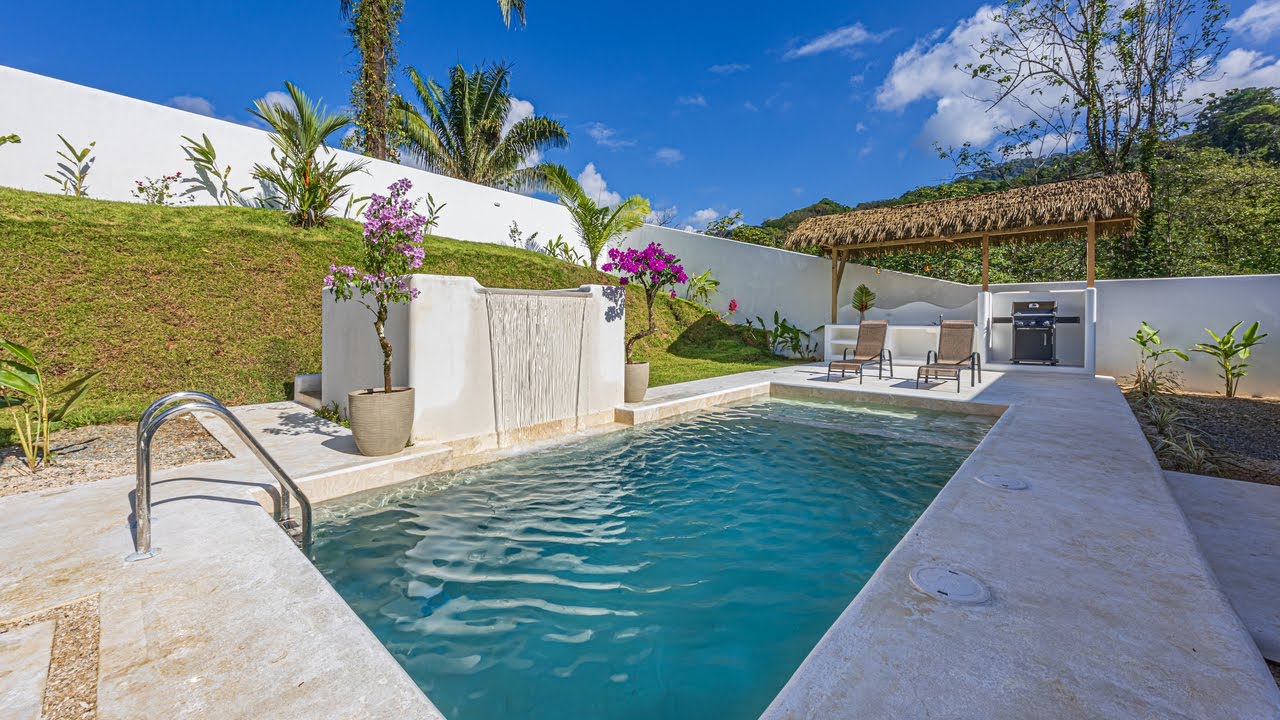 Fotograma de video: Casa con piscina privada, dron 4K