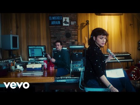 Norah Jones - Staring at the Wall