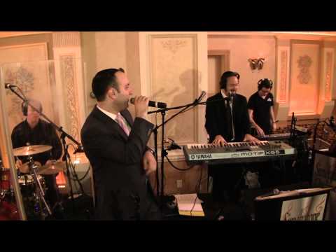 Nochi Krohn teaches Mordechai Levovitz a classic song!