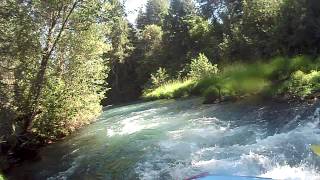 preview picture of video 'Riding the bull on the White Salmon river.'