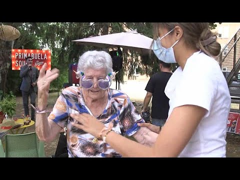 شاهد مهرجان موسيقي في مركز لرعاية مسنين إسبان احتفالا بتلقيهم اللقاح ضد كورونا…