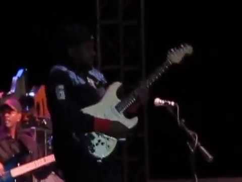 Ric Hall does a solo while jamming with Buddy Guy