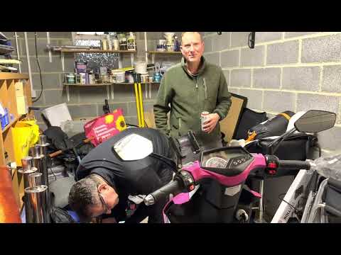 Rebuilding 'Toto' the scooter with her new PINK livery ;-)