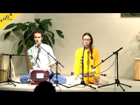 Raghu Pati Raghava Raja Ram mit Devadas und Ananadi