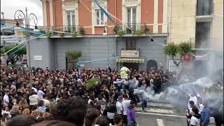 lo-straziante-addio-a-jemila-lacrime-applausi-e-fumogeni-bianchi