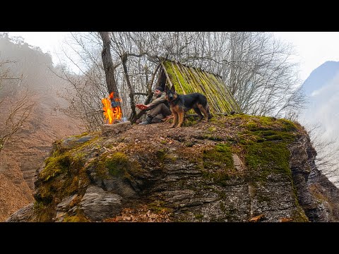 Solo Overnight on a Cliff: Bushcraft Camping & Fire Cooking