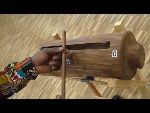 Joe Coka Camara an der Krin. Erste Übungen für die traditionelle, westafrikanische Schlitztrommel.