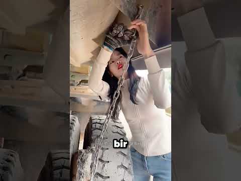 Lastiğe sıkışan taşı böyle çıkardı! 💪