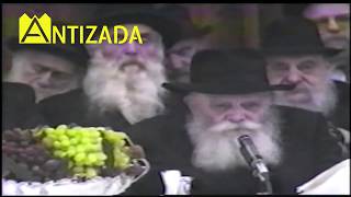 ניגון לשבת ויו"ט (ניגון ע"ז) בהתוועדות האחרונה של הרבי מליובאוויטש בימות החול - התמונה מוצגת ישירות מתוך אתר האינטרנט יוטיוב. זכויות היוצרים בתמונה שייכות ליוצרה. קישור קרדיט למקור התוכן נמצא בתוך דף הסרטון