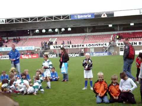 RKSV Nuenen F1 -  Deelname Helmond Sport Jeugdplan 2010 (3 van 3)  Prijsuitreiking