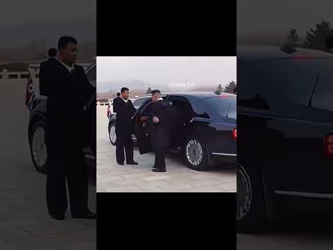 Kim Jong-un's coat touched the ground, and the security personnel were highly nervous #kimjongun