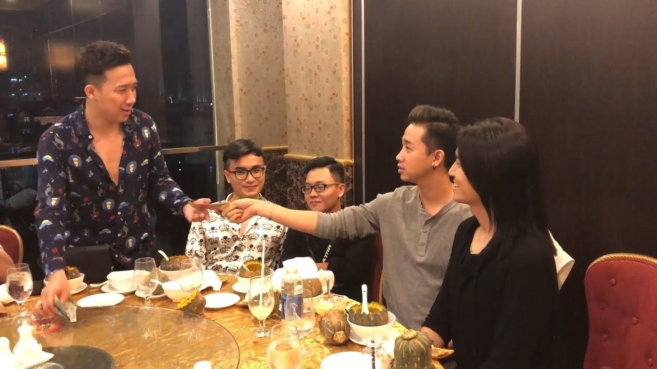 Trấn Thành Ăn Tối HÀNG CHỤC TRIỆU ĐỒNG Không Có Tiền Trả Phải Mượn BB Trần Và Hải Triều