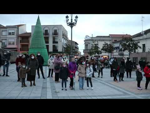 Papa Noel saluda a pequeños y mayores en Vitigudino desde el balcón del Ayuntamiento