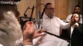 Michoel Schnitzler Recording In Studio | מיכאל שניצלער הקלטה באולפן