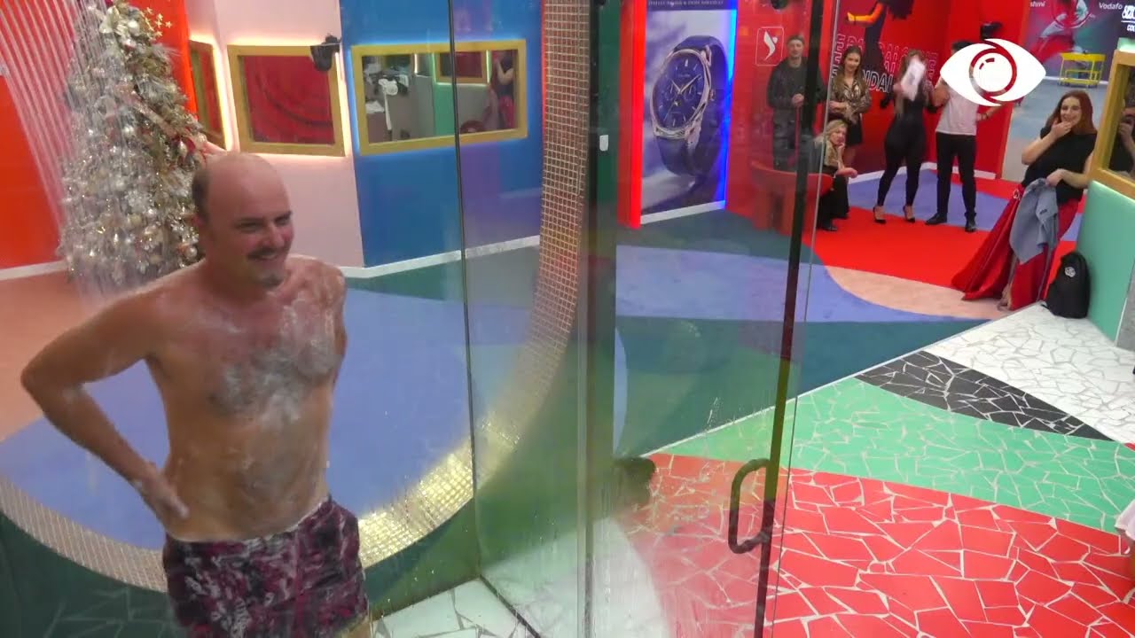 Kejvina dhe Herioni në dush, gjestet e modeles 'ndezin' temperaturat