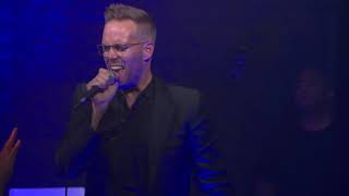 LGBTQ ally Dan Reynolds duets with Justin Tranter at the GLAAD #SpiritDay concert ‘BEYOND’